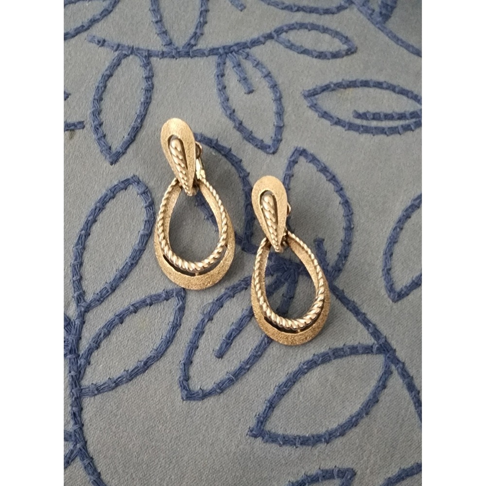 Vintage Trifari Gold Tone Clip‎ On Earrings Teardrop Textured Dangle Jewelry